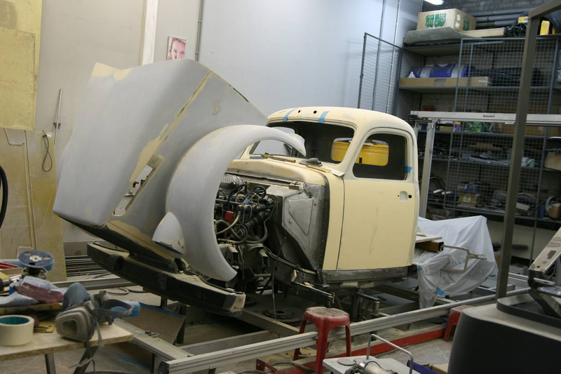 Illustration for article titled GAZ-51 Custom: Russians Make A Cadillac Escalade EXT Hot!